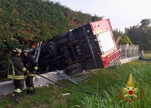 Drammatico incidente nel Canavese: muore un vigile del fuoco dopo che l'autopompa era finita fuori strada