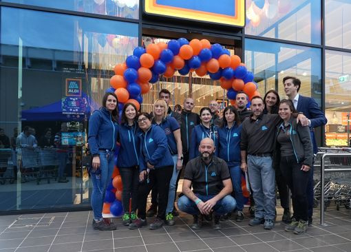 FOTO. Taglio del nastro per il nuovo supermercato Aldi di Tradate