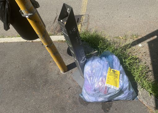 Un sacco non conforme davanti a una scuola in via Pindemonte Un sacco non conforme davanti a una scuola in via Pindemonte