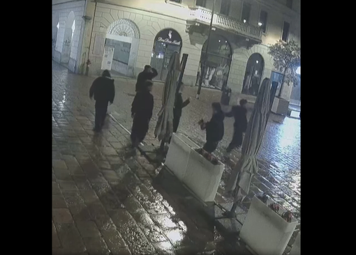 Piazza Santa Maria: lanciano i fiori della gelateria sotto le telecamere di sorveglianza Piazza Santa Maria: lanciano i fiori della gelateria sotto le telecamere di sorveglianza