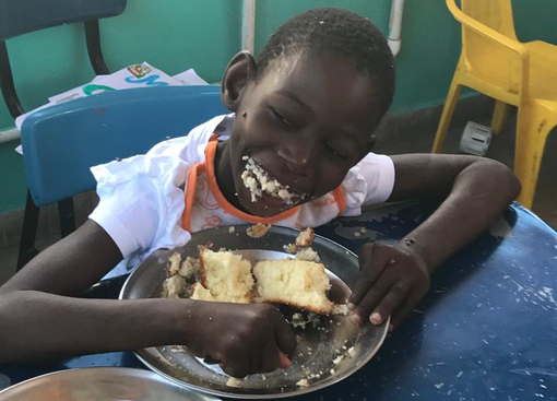 Gaëll-dine ha festeggiato il suo compleanno con gli altri bambini e suor Marcella