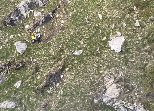 Escursionisti bloccati vicino a un burrone all'Alpe Devero. Salvati dall'elicottero dei vigili del fuoco