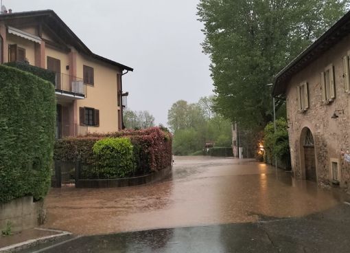 Fiume fuori nella frazione di Olona a Induno, a nord di Varese Fiume fuori nella frazione di Olona a Induno, a nord di Varese