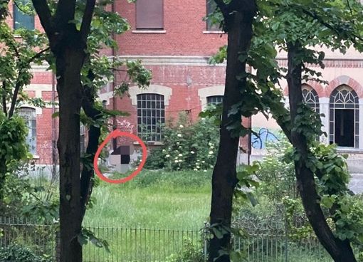 La foto di un lettore testimonia che gli ingressi nell'ex calzaturificio proseguono