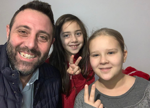 Pignatiello con la piccola ucraina Yeva e sua figlia Chiara