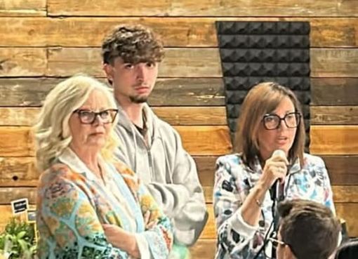 Viviana Bollini, prima a destra, ringrazia i partecipanti alla serata per i piccoli pazienti oncologici