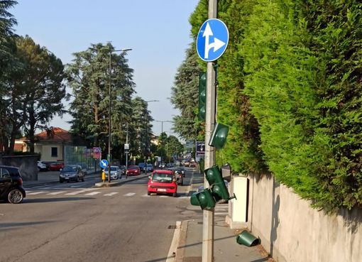Il semaforo divelto in viale Cadorna a Legnano. Grossi disagi al traffico Il semaforo divelto in viale Cadorna a Legnano. Grossi disagi al traffico