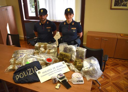 Cairate, blitz della polizia in un capannone abbandonato: trovati 60 chili di droga, due arresti