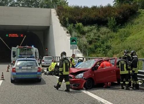 Le immagini dell'incidente di oggi pomeriggio sulla Pedemontana (foto tratta da IlSaronno.it)