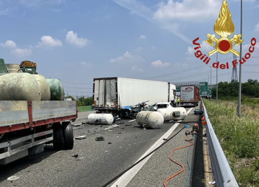 Schianto mortale in autostrada: due morti e tre feriti tra Rho e la barriera di Milano Ghisolfa Schianto mortale in autostrada: due morti e tre feriti tra Rho e la barriera di Milano Ghisolfa