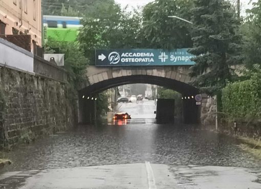 FOTONOTIZIA. Auto e furgone intrappolati nel sottopasso allagato a Busto FOTONOTIZIA. Auto e furgone intrappolati nel sottopasso allagato a Busto