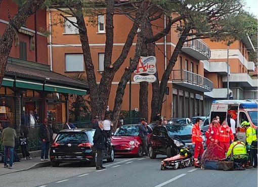 FOTO. Scontro tra un'auto e uno scooter: a Besozzo arriva l'elisoccorso, feriti marito e moglie