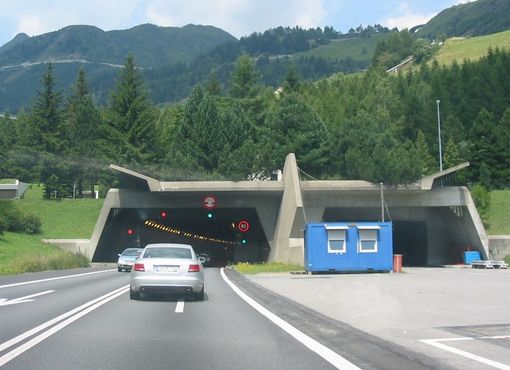 "Brucia" 17 semafori rossi, italiano denunciato in Svizzera "Brucia" 17 semafori rossi, italiano denunciato in Svizzera