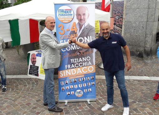 Gianluigi Paragone con Tiziano Fracchia a Gallarate, in piazza Libertà Gianluigi Paragone con Tiziano Fracchia a Gallarate, in piazza Libertà