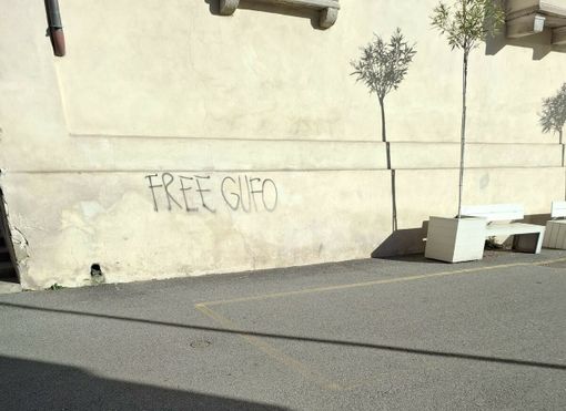 «Free Gufo». Imbrattata la chiesa vecchia di Sacconago