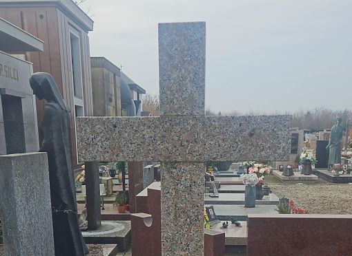 La croce depredata al cimitero di Sacconago