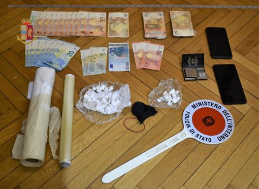 Trovato con 47 dosi di cocaina nascoste nella scocca dell'auto: arrestato Trovato con 47 dosi di cocaina nascoste nella scocca dell'auto: arrestato