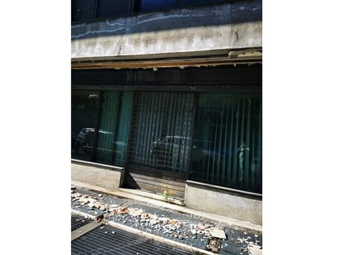 Crollo di calcinacci dal controsoffitto dello stabile abbandonato di via Adamoli