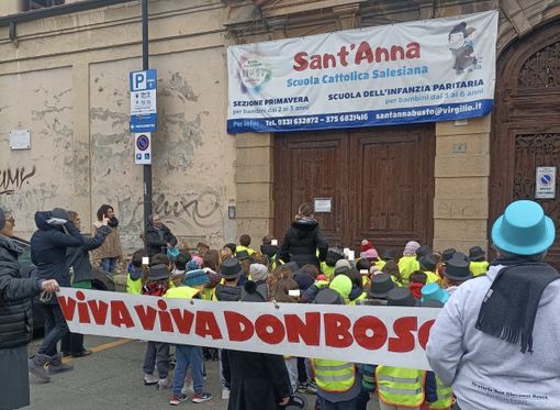 «Viva don Bosco!». L'emozione dei bimbi che passeggiano come il santo (e Ai non significa intelligenza artificiale) «Viva don Bosco!». L'emozione dei bimbi che passeggiano come il santo (e Ai non significa intelligenza artificiale)