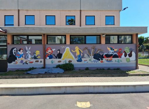 Marnate, il murale fa discutere: l’Ultima Cena con personaggi dei cartoon al posto degli apostoli