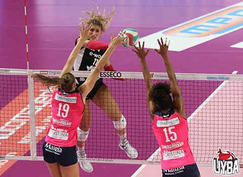 Una fase di attacco di Mingardi, la miglior realizzatrice per la Uyba Una fase di attacco di Mingardi, la miglior realizzatrice per la Uyba