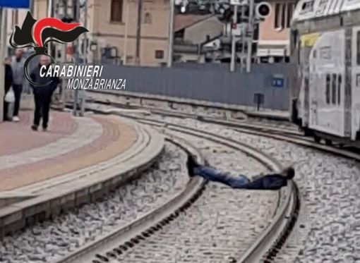 Caos in stazione in Brianza, ubriaco si sdraia sui binari per dormire: treni in ritardo Caos in stazione in Brianza, ubriaco si sdraia sui binari per dormire: treni in ritardo