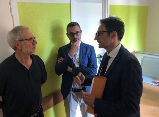 Il direttore sociosanitario John Tremamondo, primo da destra, con il direttore sanitario Stefano Schieppati, al centro, durante la visita alla Casa di Comunità di Cassano dell'assessore regionale Guido Bertolaso