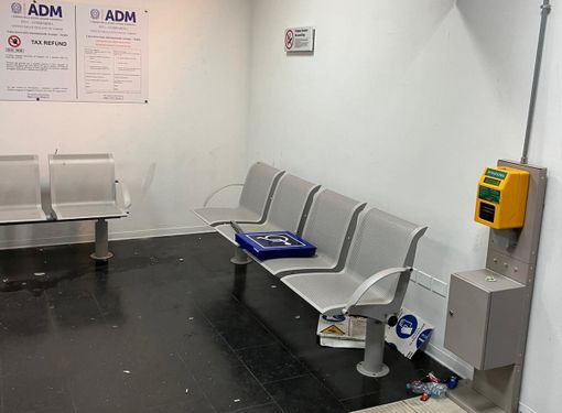 La sala d'aspetto della stazione di Induno vandalizzata (foto dalla pagina Facebook del sindaco Cavallin)