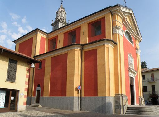 La chiesa parrocchiale di Ispra dove sabato mattina verranno celebrati i funerali di Roberta Conti