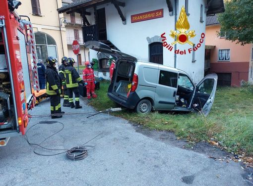 Varesino scende dall'auto ma rimane incastrato con il piede e finisce contro una casa Varesino scende dall'auto ma rimane incastrato con il piede e finisce contro una casa