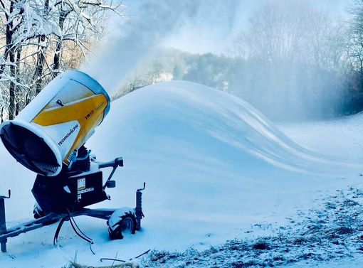Cannoni "sparaneve" in azione sulla pista di Cunardo (foto dalla pagina Facebook dello Sci Club)