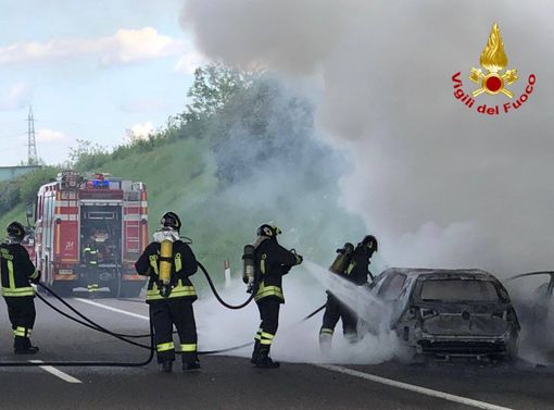 Auto in fiamme sulla Pedemontana, disagi alla circolazione