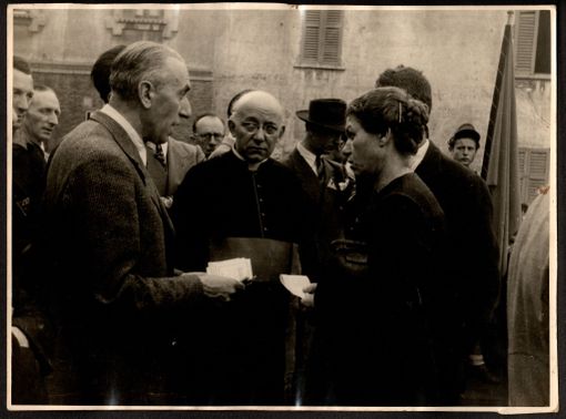 Il generale Raffaele Cadorna consegna la medaglia al valore ai genitori del partigiano Silvio Giorgetti, caduto in un epico  scontro con le truppe nazi-fasciste il 25 aprile 1945 a San Vittore Olona
