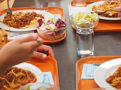 Caro-mensa, pressing della minoranza per abbassare le tariffe. L’assessore: «Proposte tra un paio di settimane»