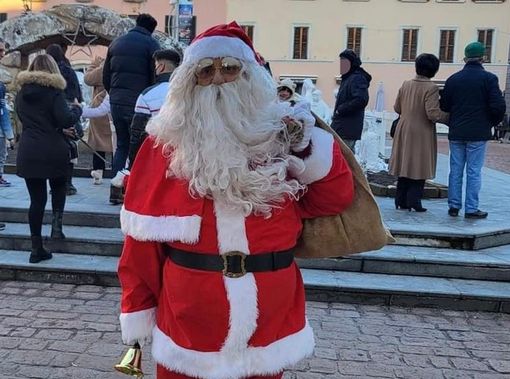 In sella alle Vespe vestiti da Babbo Natale