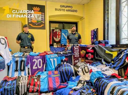 Maglie da calcio “tarocche” a una festa rionale di Busto, la Finanza sequestra 820 capi contraffatti: ambulante denunciato