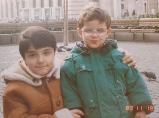 Davide e Daniele Cassioli in una foto insieme da bambini