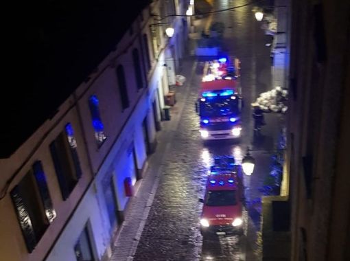 Porta blindata bloccata, i vigili del fuoco si calano dal quinto piano per far rientrare i proprietari di casa Porta blindata bloccata, i vigili del fuoco si calano dal quinto piano per far rientrare i proprietari di casa