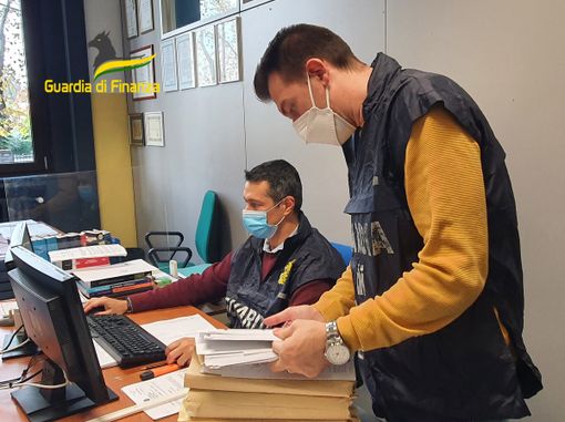 Bancarotta fraudolenta, due indagati: la Finanza sequestra appartamento e box. Erano stati messi in vendita per fare cassa