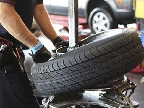 Cambio gomme, dal 15 novembre scatta l’obbligo pneumatici invernali in provincia di Varese Cambio gomme, dal 15 novembre scatta l’obbligo pneumatici invernali in provincia di Varese