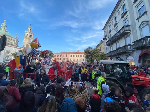 FOTO e VIDEO. Tutti i protagonisti di una sfilata da sogno a Busto. Il Tarlisu: «Le altre maschere mi hanno fatto i complimenti»
