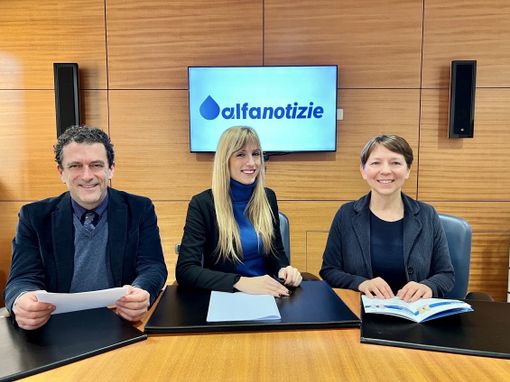 Foto della redazione (da sinistra: Paolo Bernini, Redattore; Debora Banfi, Direttore Responsabile; Nicoletta Poroli, Redattrice) Foto della redazione (da sinistra: Paolo Bernini, Redattore; Debora Banfi, Direttore Responsabile; Nicoletta Poroli, Redattrice)