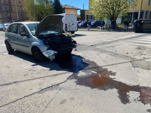Incidente a Borsano, una delle due auto si ribalta