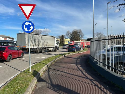 FOTO. Ciclista investita in via Busto-Fagnano FOTO. Ciclista investita in via Busto-Fagnano