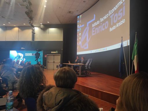 Foto dal profilo Facebook della dirigente scolastica Amanda Ferrario