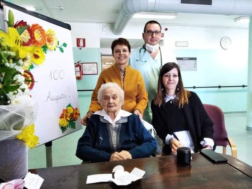 Festa per la signora Antonietta Festa per la signora Antonietta