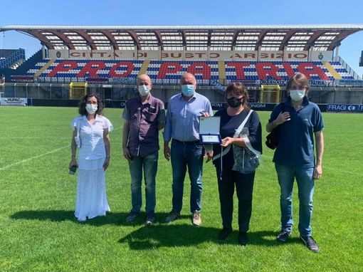 La consegna della targa riconoscimento a Patrizia Testa e Sandro Turotti da parte de &quot;Il Tigrotto&quot;