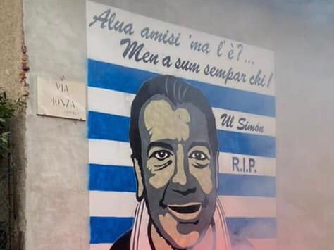 Simone Stagni nel disegno realizzato per lui. Sotto la tela esposta al cimitero l'anno scorso