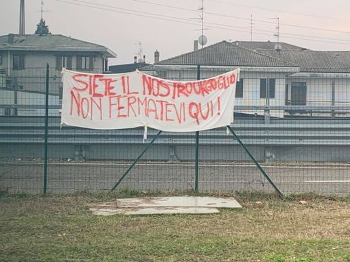Lo striscione allo stadio Speroni
