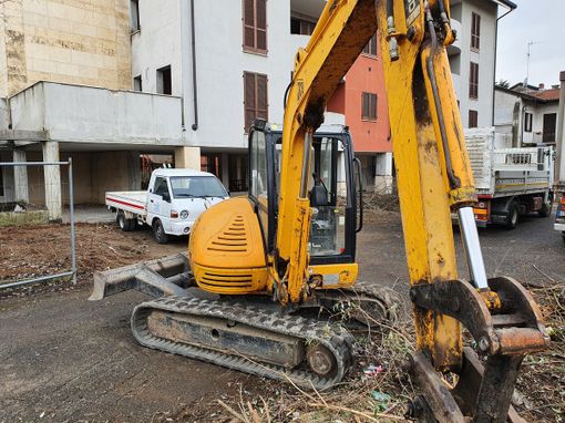 Pulizia e messa in sicurezza: dopo l’omicidio iniziano i lavori in vicolo Landriani. Sopralluogo del sindaco